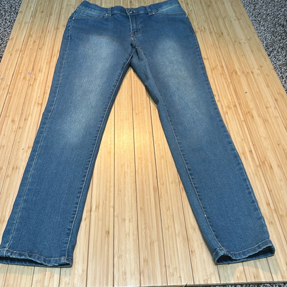Venus size 8L rhinestone accent jeans. NWOT.